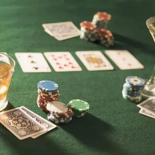 Layar interaksi live kasino dengan dealer asli dan pemain dalam streaming langsung